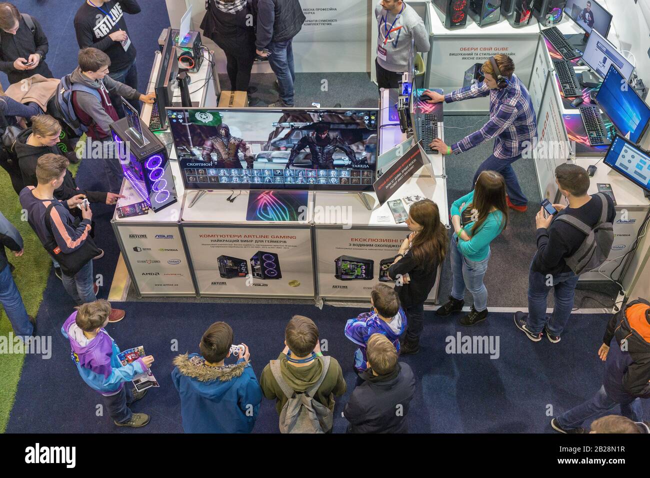 Kiev, UCRAINA - 13 APRILE 2019: La gente visita CEE 2019, la più grande fiera di elettronica dell'Ucraina in Tetra Pack EC. Vista dall'alto. Foto Stock