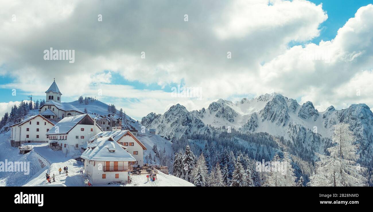 Veduta del Santuario della Madonna del Lussari innevato a Tarvisio, Friuli Venezia Giulia, Italia del Nord. Usato come luogo di preghiera fin dal Foto Stock