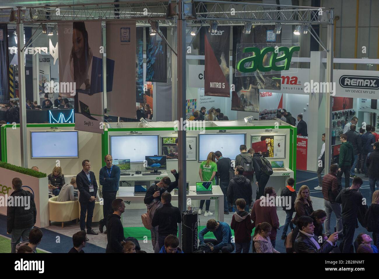 Kiev, UCRAINA - 13 APRILE 2019: Le persone visitano Acer, uno stand internazionale per aziende informatiche con sede a Taiwan durante la CEE 2019, la più grande fiera dell'elettronica Foto Stock