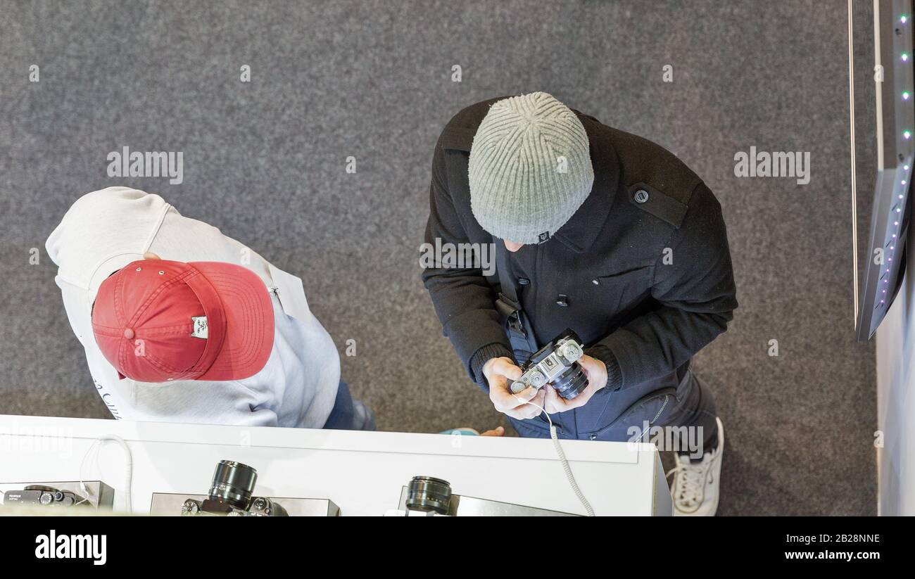 Kiev, UCRAINA - 13 APRILE 2019: Persone che testano fotocamere fotografiche professionali presso lo stand della FujiFilm durante la CEE 2019, il più grande consumatore eletto Foto Stock