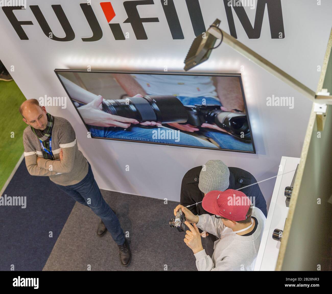 Kiev, UCRAINA - 13 APRILE 2019: Persone che testano fotocamere fotografiche professionali presso lo stand della FujiFilm durante la CEE 2019, il più grande consumatore eletto Foto Stock