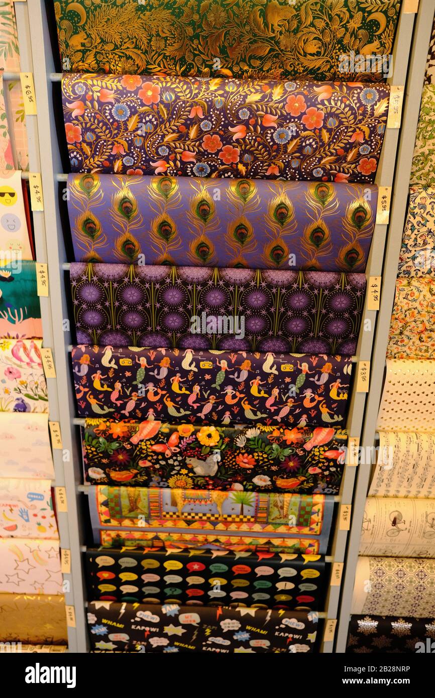 Parete di carta da imballaggio colorata presso il negozio di carte locale, Ottawa, Ontario, Canada. Foto Stock