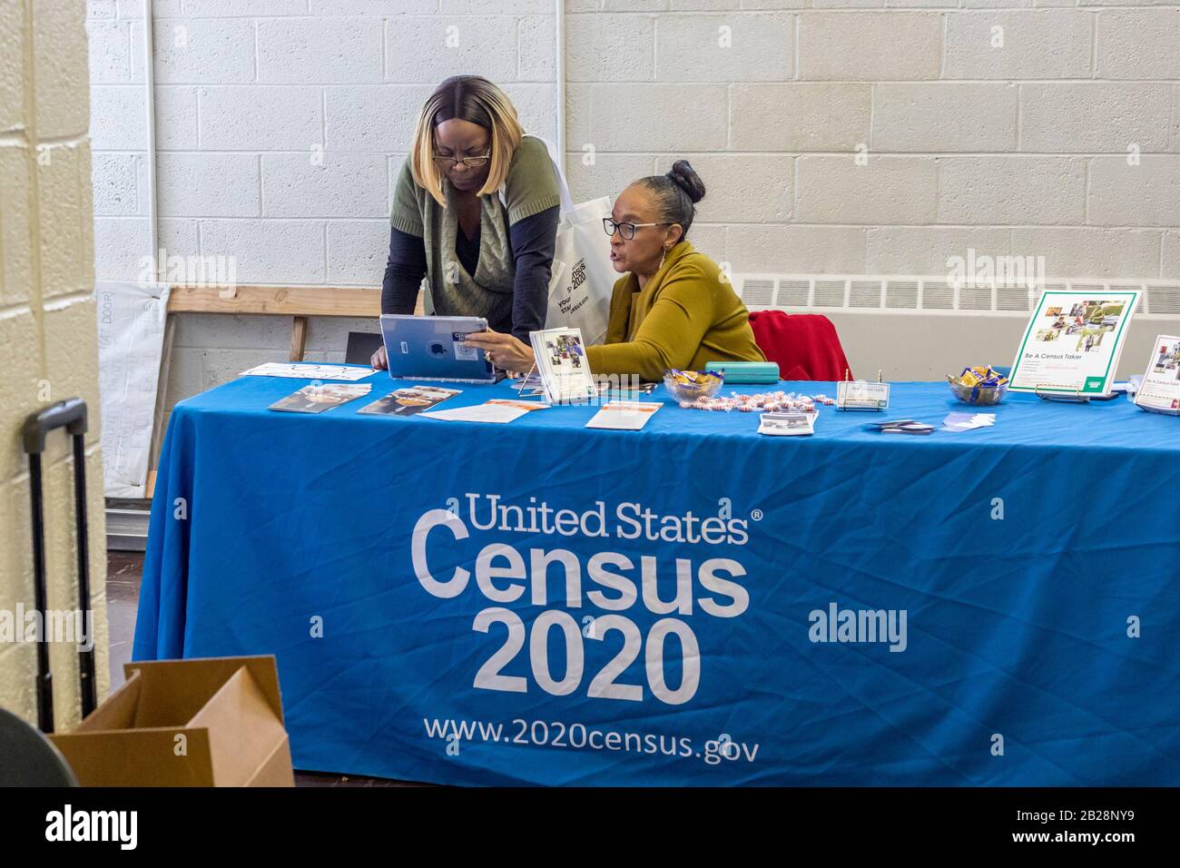 Detroit, Michigan, Stati Uniti. 1st Mar, 2020. Juanita Brown (seduto), un reclutatore di lavoro censimento, aiuta una donna a fare domanda per un lavoro con Il Censimento degli Stati Uniti durante una fiera di lavoro alla Chiesa Battista Missionaria di Martin Evers. Credito: Jim West/Alamy Live News Foto Stock