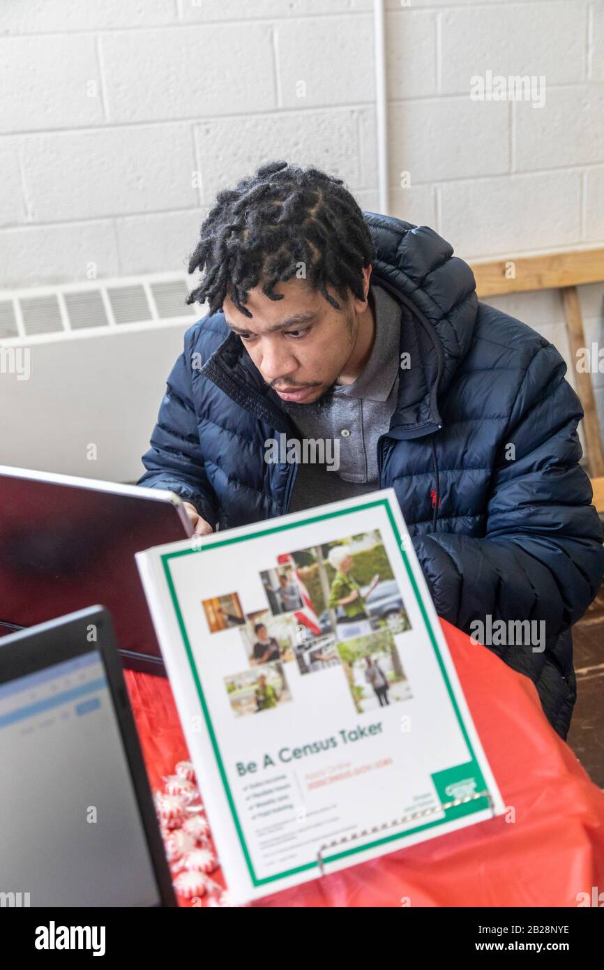Detroit, Michigan, Stati Uniti. 1st Mar, 2020. Un giovane si domanda per un lavoro con Il Censimento degli Stati Uniti durante una fiera di lavoro alla Chiesa Battista Missionaria di Martin Evers. Credito: Jim West/Alamy Live News Foto Stock