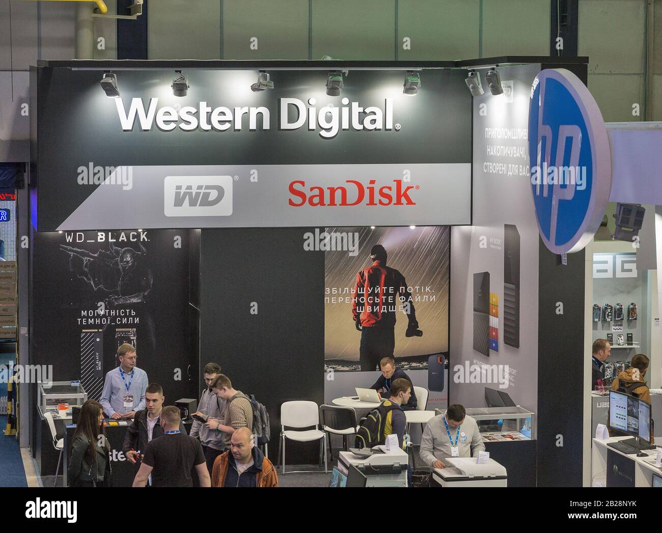 Kiev, UCRAINA - 13 APRILE 2019: Le persone visitano Western Digital, lo stand della società americana di archiviazione dei dati informatici durante la CEE 2019, il più grande tr di elettronica Foto Stock