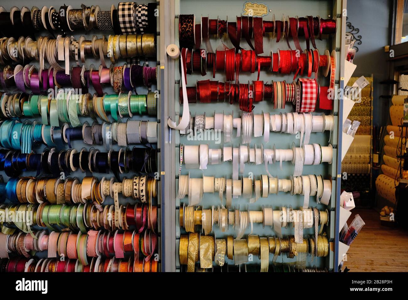 Muro di colorati rocchetti di nastro presso il negozio di carte locali, Ottawa, Ontario, Canada. Foto Stock