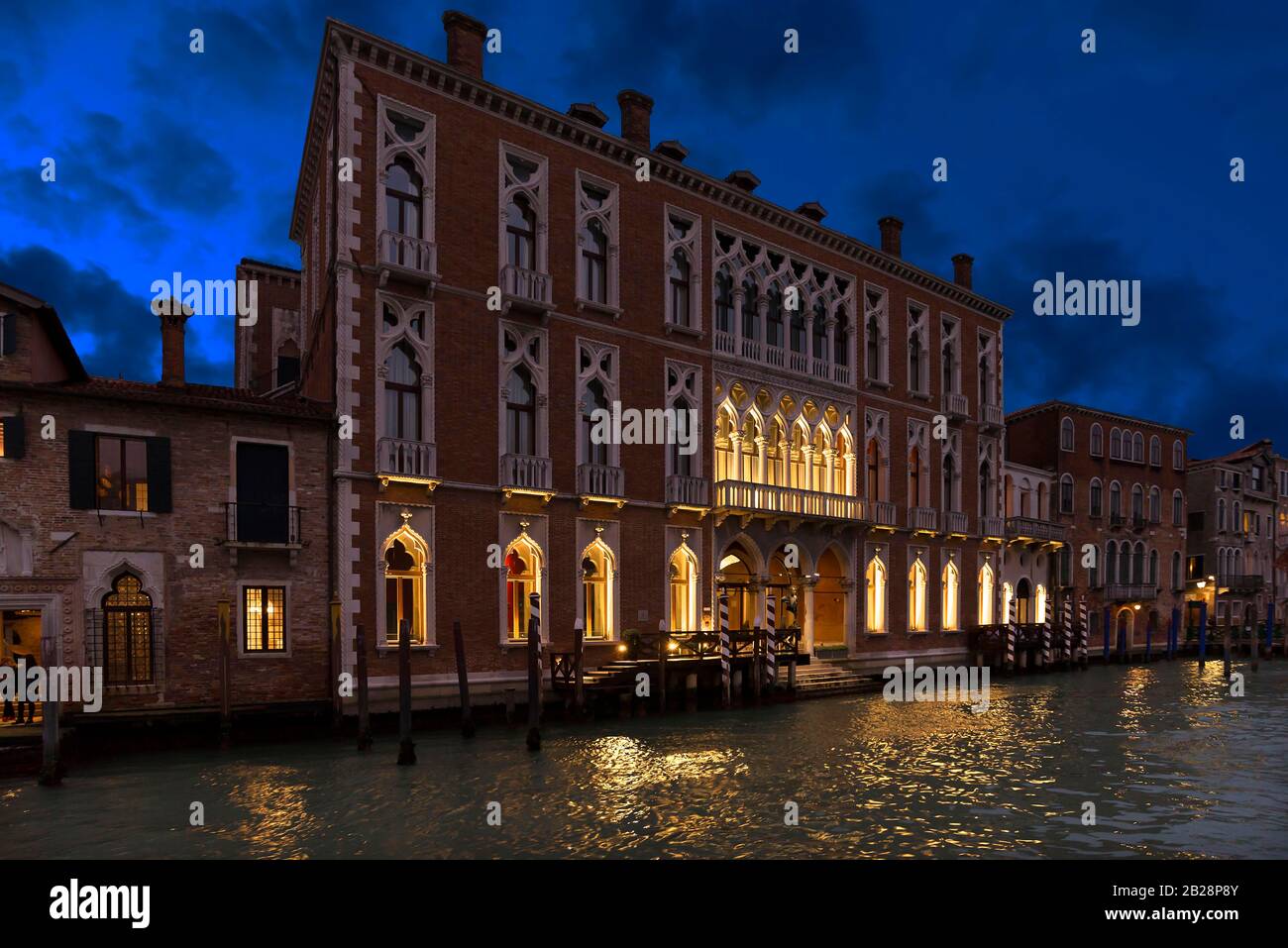 Palazzo Genovese sul Canal Grande al tramonto, costruito nel 1892, quartiere Dorsoduro, Venezia, Veneto, Italia Foto Stock