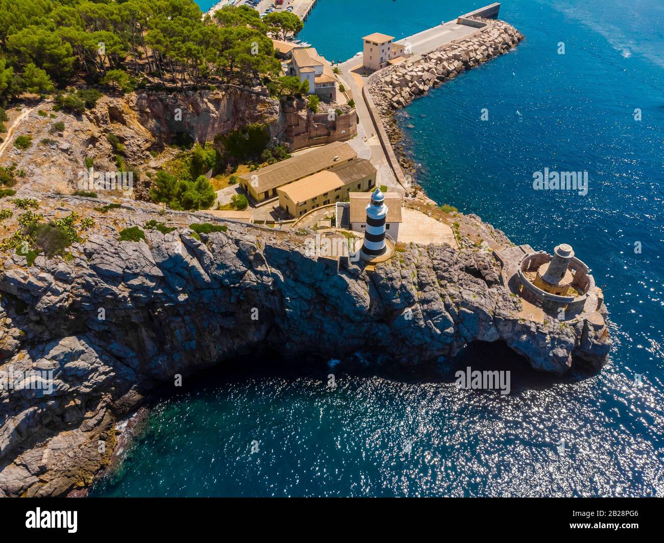 Veduta aerea, Port de Soller, Serra de Tramuntana, baia e porto turistico con faro, Maiorca, Isole Baleari, Spagna Foto Stock
