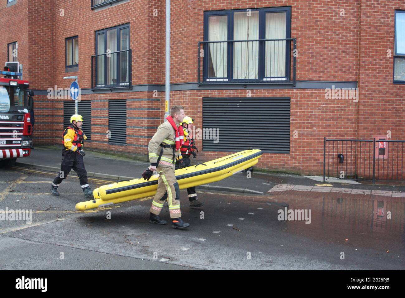 Cambiamenti climatici, nave da rafting sul fiume Fire Rescue, Worcester, Regno Unito, 13/02/2014. Gli equipaggi del fuoco immanano la zattera di salvataggio del fiume, gonfiabile sull'alluvione del fiume Severn. Ricerca di persone in difficoltà in case allagate.. Foto Stock