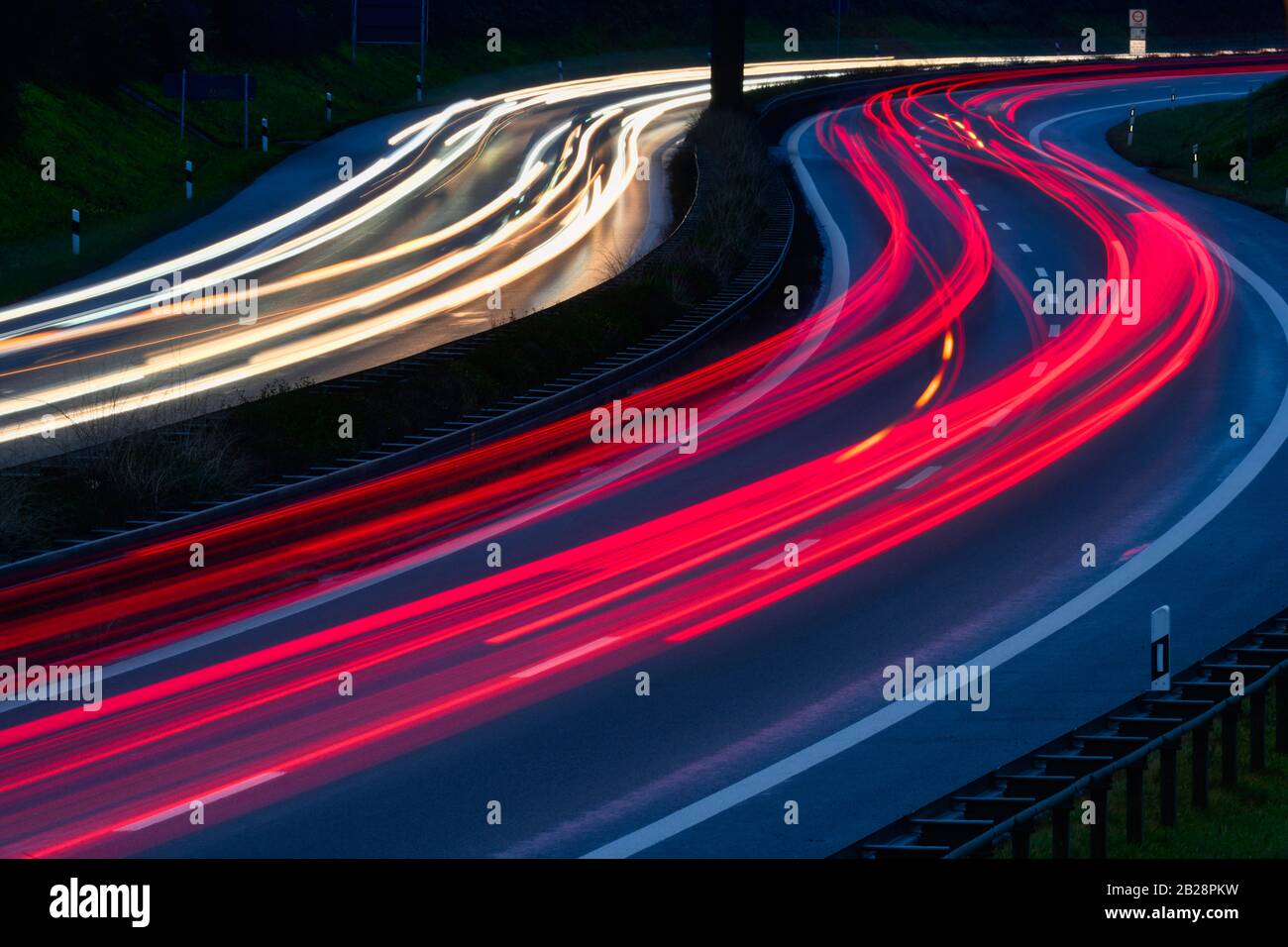 Traccianti sulla strada federale B14, di notte, strada tortuosa, esposizione lunga, Stoccarda, Baden-Wuerttemberg, Germania Foto Stock