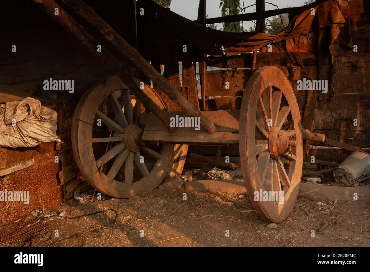 Carrello di bullock in villaggio indiano sotto un capannone Foto Stock
