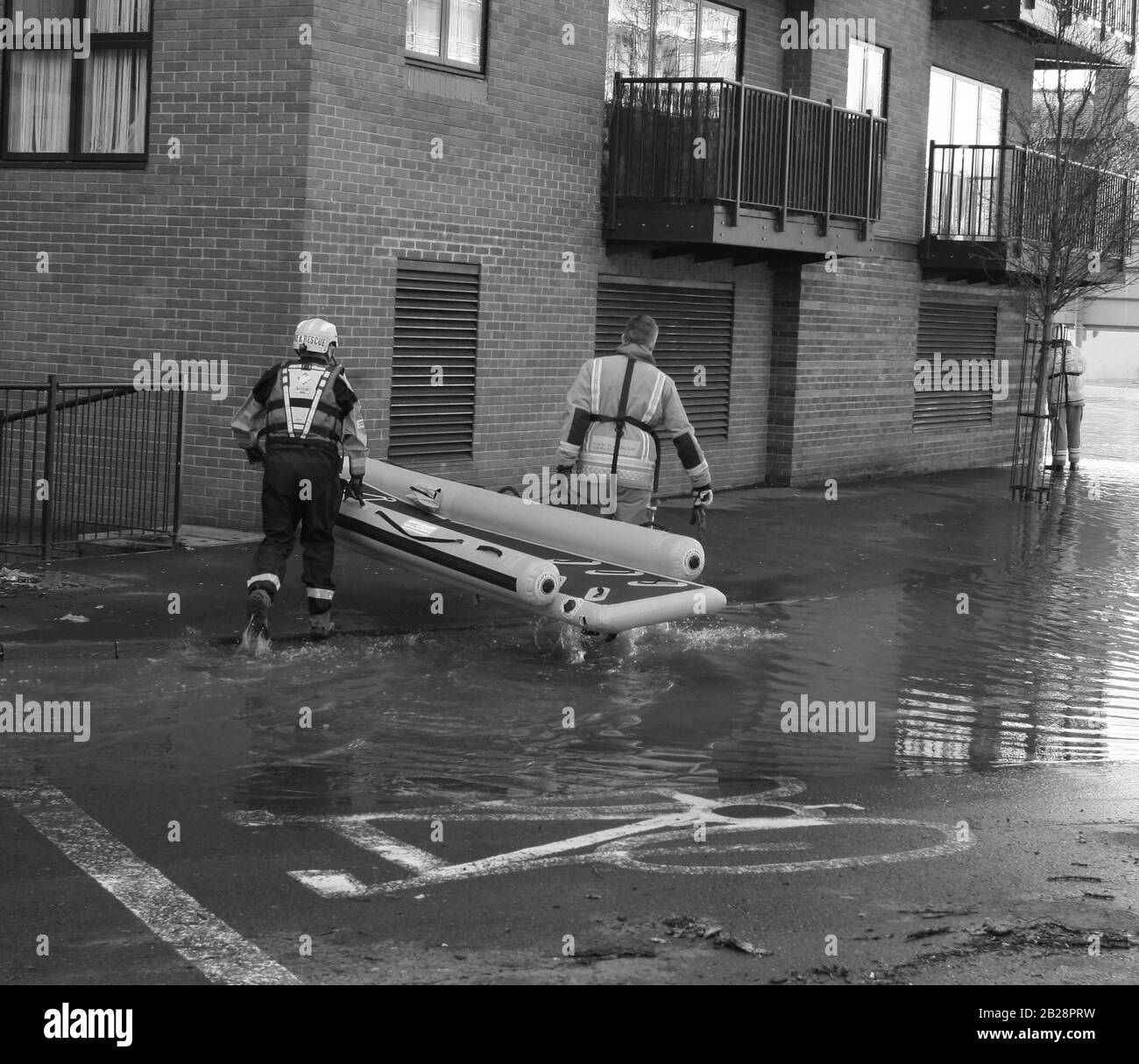 Cambiamenti climatici, nave da rafting sul fiume Fire Rescue, Worcester, Regno Unito, 13/02/2014. Gli equipaggi del fuoco immanano la zattera di salvataggio del fiume, gonfiabile sull'alluvione del fiume Severn. Ricerca di persone in difficoltà in case allagate.. Foto Stock
