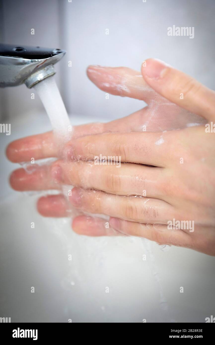 Primo piano di qualcuno che lavasse le mani Foto Stock