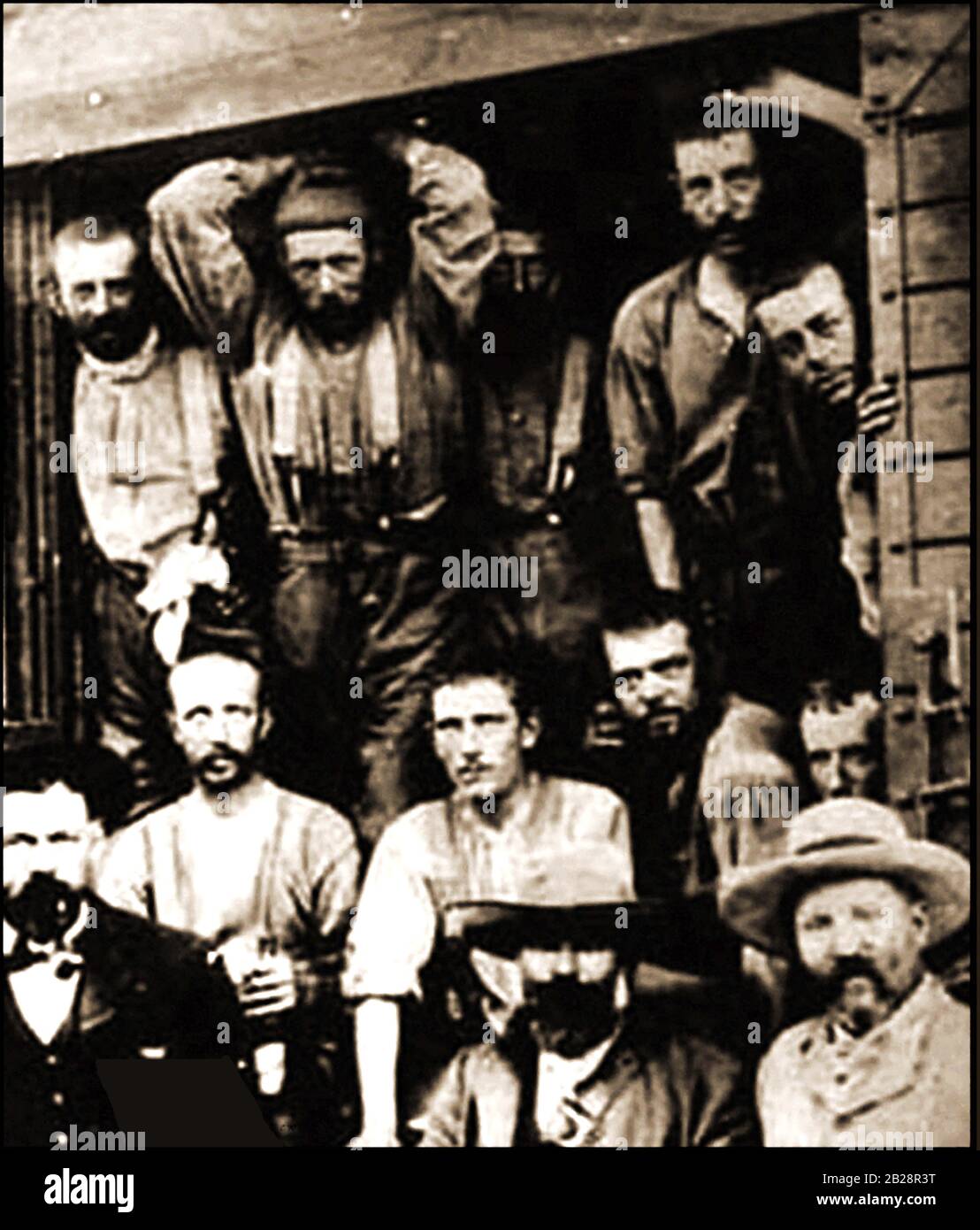Una rara foto documentaria della guerra di Boer che mostra il POW britannico arrivato a Pretoria - Questo gruppo è stato il primo POW britannico ad essere catturato - i tre uomini che si trovano davanti sono guardie. La fotografia è stata presentata su una carta da sigarette da collezione Foto Stock