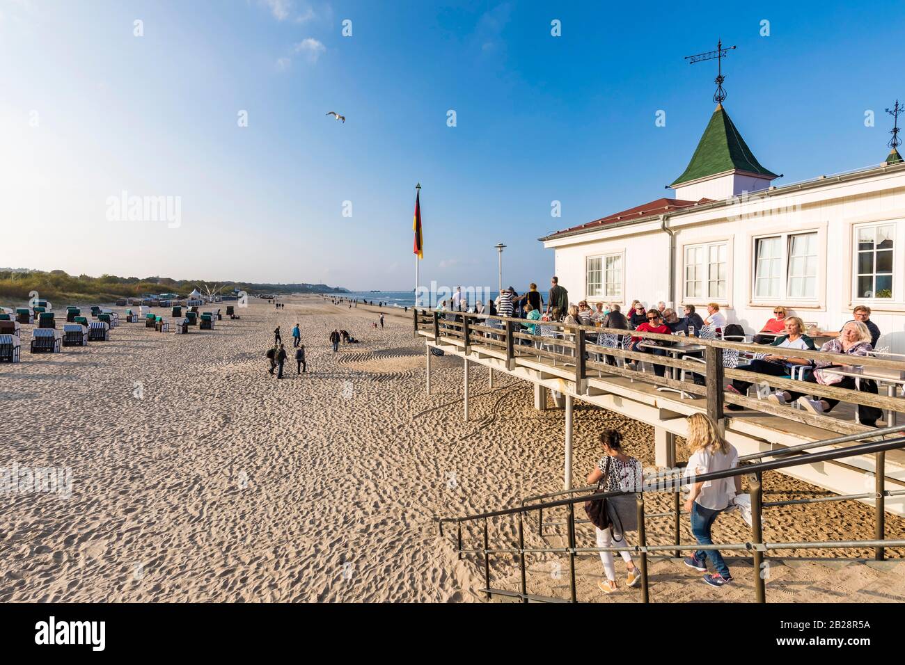 Terrazza, ristorante e bar sul molo storico, Ahlbeck, stazione balneare, Mar Baltico, isola di Usedom, Mecklenburg-Vorpommern, Germania Foto Stock