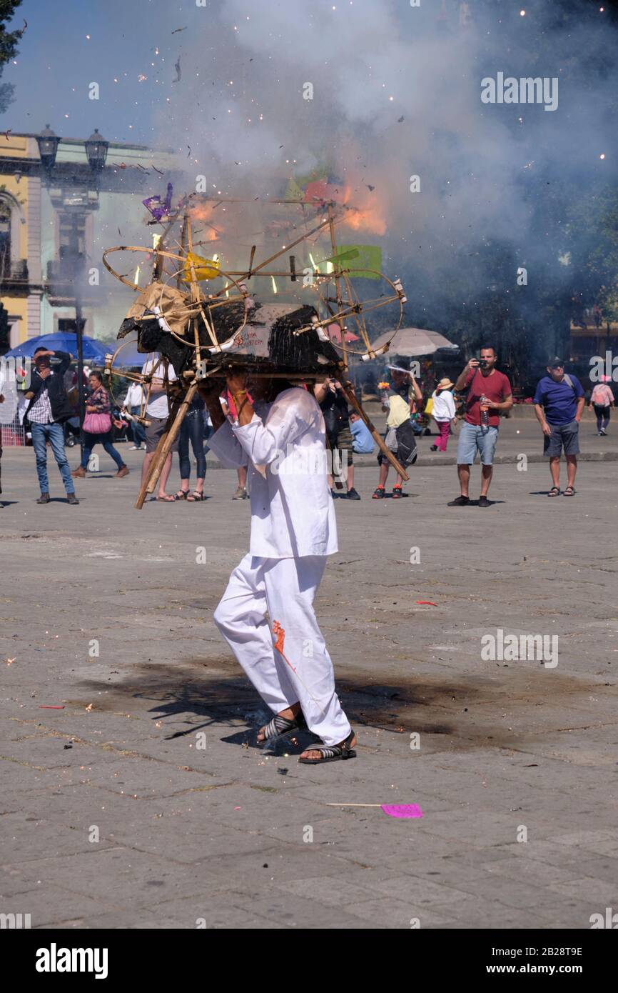 Ballerino indigeno di Mixteco con un toro artigianale pirotecnico in testa che esegue danza tradizionale mentre le scintille volano. Oaxaca, Messico. 18, 20 Febbraio Foto Stock