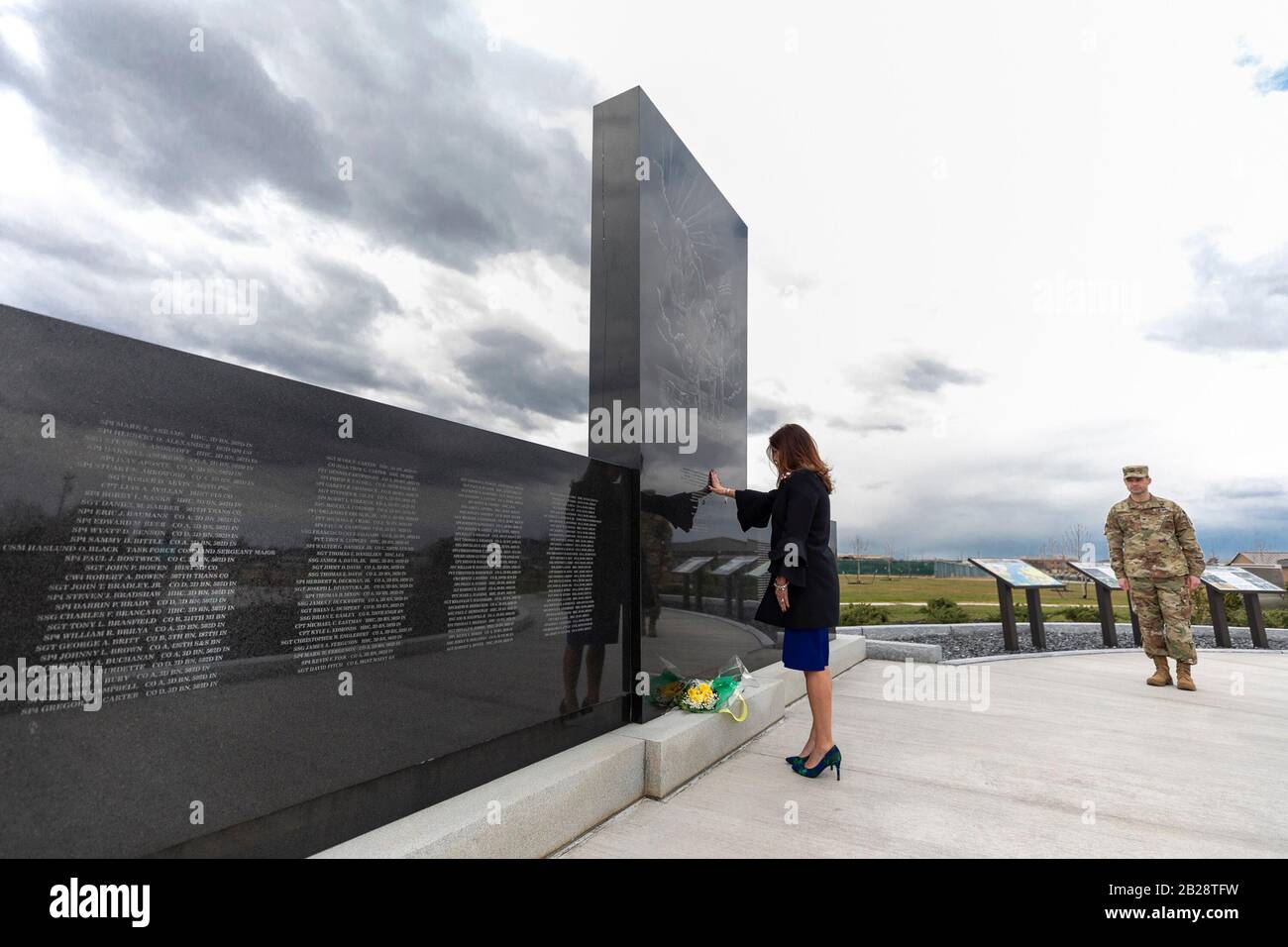 Seconda Signora Karen Pence osserva un momento di silenzio dopo aver posato un mazzo di fiori sul Gander Memorial Venerdì, 28 febbraio 2020, a Fort Campbell, Ky People: Second Lady Karen Pence Credit: Storms Media Group/Alamy Live News Foto Stock