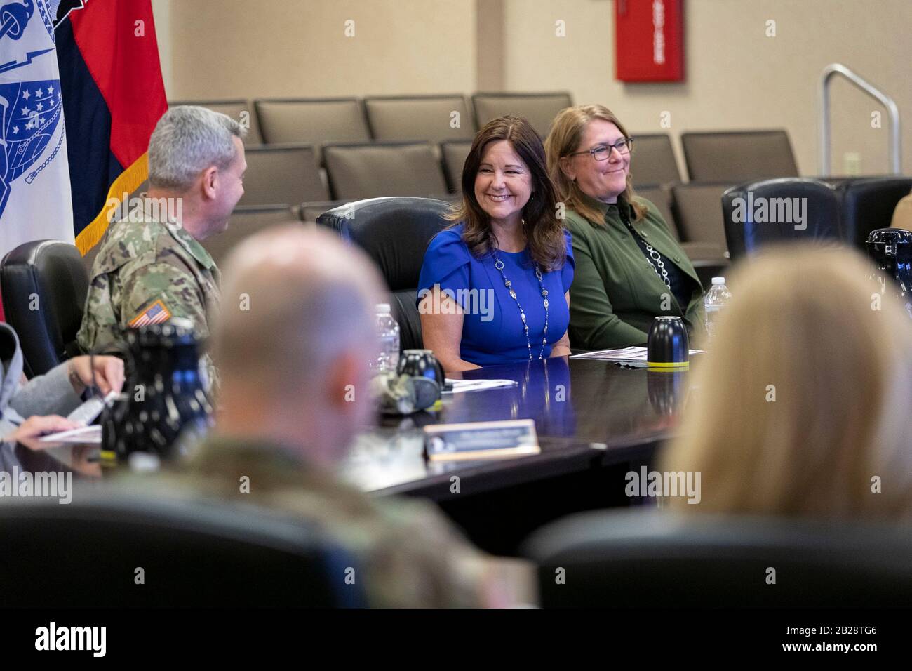 Seconda Signora Karen Pence e la signora Leah Esper, moglie del Segretario alla Difesa Mark Esper, partecipano a un briefing con i dirigenti militari senior venerdì 28 febbraio 2020, presso la sede centrale della 101st Airborne Division a Fort Campbell, Ky People: Second Lady Karen Pence Credit storms: Media Group/Alamy Live News Foto Stock
