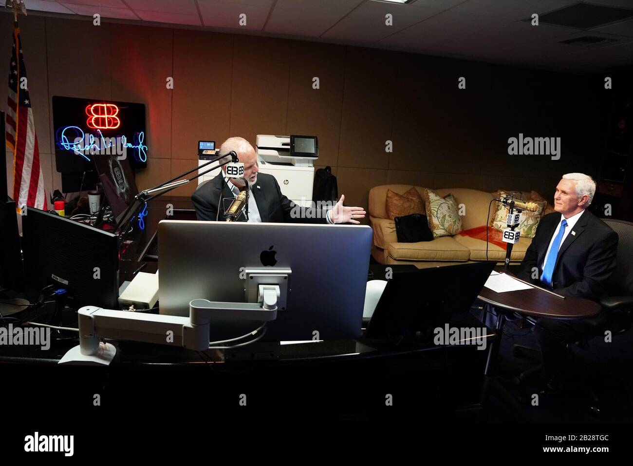 Il vicepresidente Mike Pence partecipa a un'intervista dal vivo sul Rush Limbaugh Show venerdì 28 febbraio 2020, presso la rete BEI di Palm Beach, Fla People: Vice President Mike Pence Credit: Storms Media Group/Alamy Live News Foto Stock
