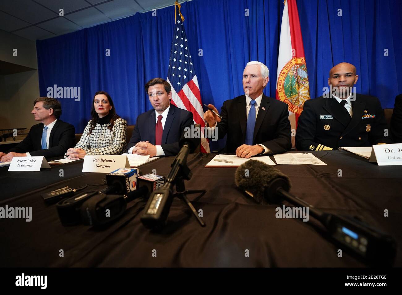 Il Vicepresidente Mike Pence Partecipa All'Incontro Florida Coronavirus Response Venerdì 28 Febbraio 2020 Presso La Pilots Lounge Di West Palm Beach, Florida People: Vice President Mike Pence Credit: Storms Media Group/Alamy Live News Foto Stock