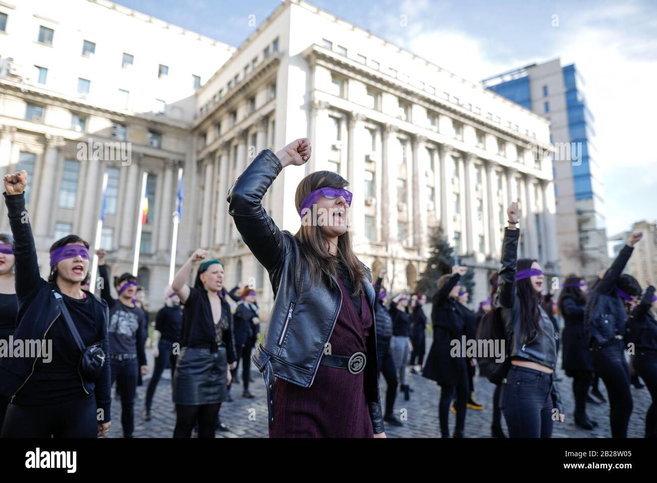 Bucarest, Romania - 1 marzo 2020: Le donne partecipano a un flashmob femminista nel centro di Bucarest. Foto Stock