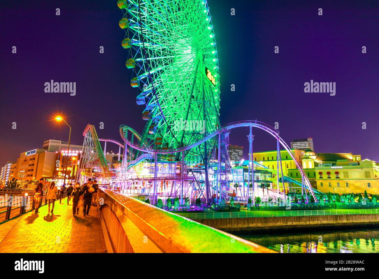 Yokohama, Giappone - 21 aprile 2017: Le persone asiatiche attraversano il ponte che unisce il parco divertimenti Cosmo World nel quartiere Minato Mirai 21 nel centro di Yokohama. A. Foto Stock