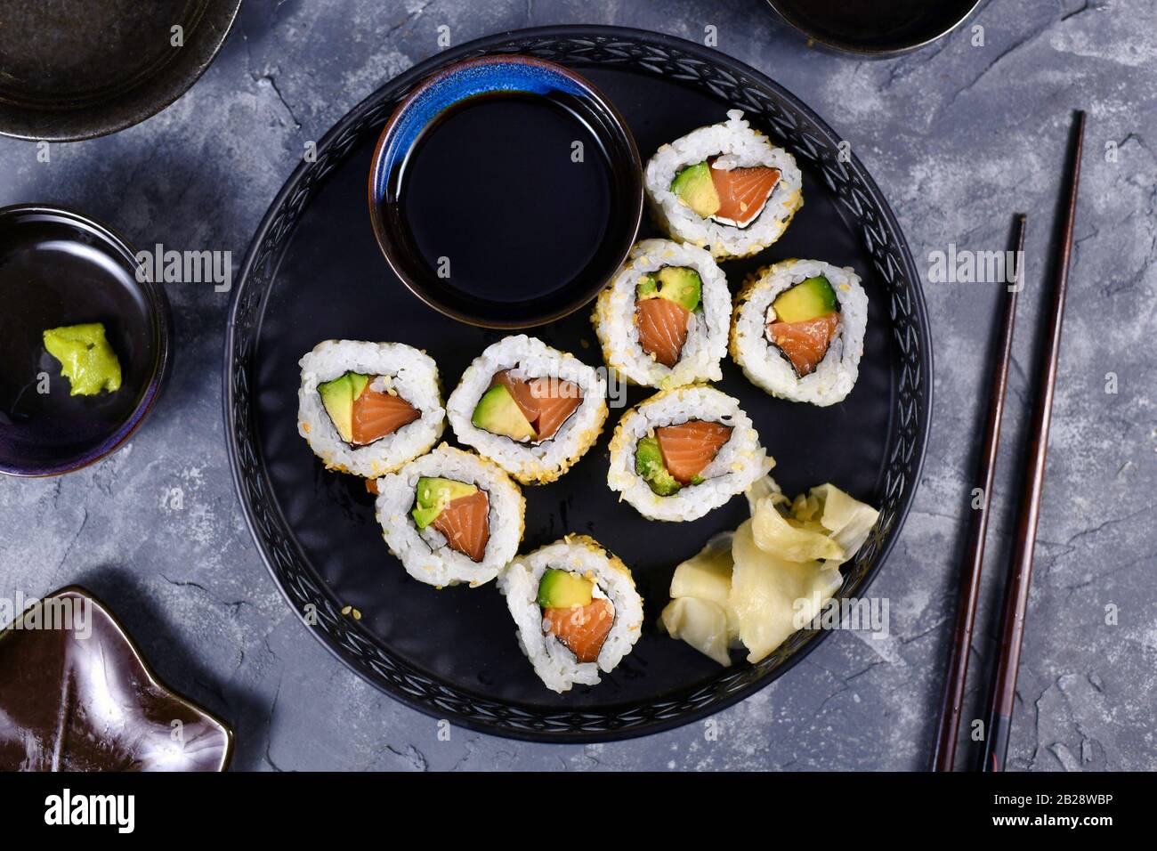 Sushi california Rolls Filed pesce salmone crudo, avocado, formaggio cremoso e condito con sesamo Foto Stock