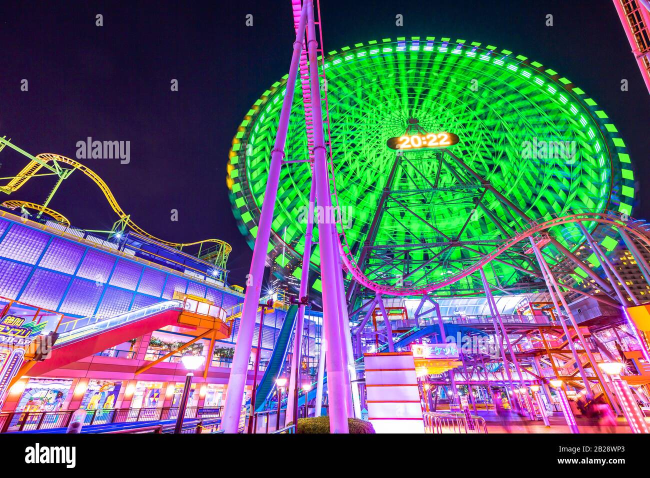 Yokohama, Giappone - 21 aprile 2017: Parco divertimenti Cosmo World nel quartiere Minato Mirai 21 di Yokohama con il colorato orologio Cosmo 21, un gigante Ferris Foto Stock