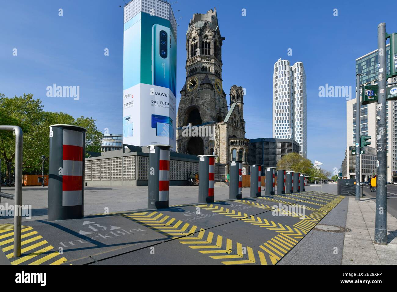 Lkw-Sperren, Kaiser-Wilhelm-Gedächtniskirche, Breitscheidplatz, Charlottenburg, Berlino, Deutschland Foto Stock