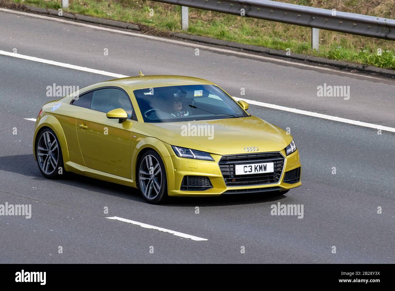 Audi TT S Line TDI Ultra giallo 2017; traffico veicolare britannico, trasporti, veicoli moderni, berline, veicoli, veicoli, veicoli, strade, motori, auto in direzione sud sull'autostrada M6 Foto Stock