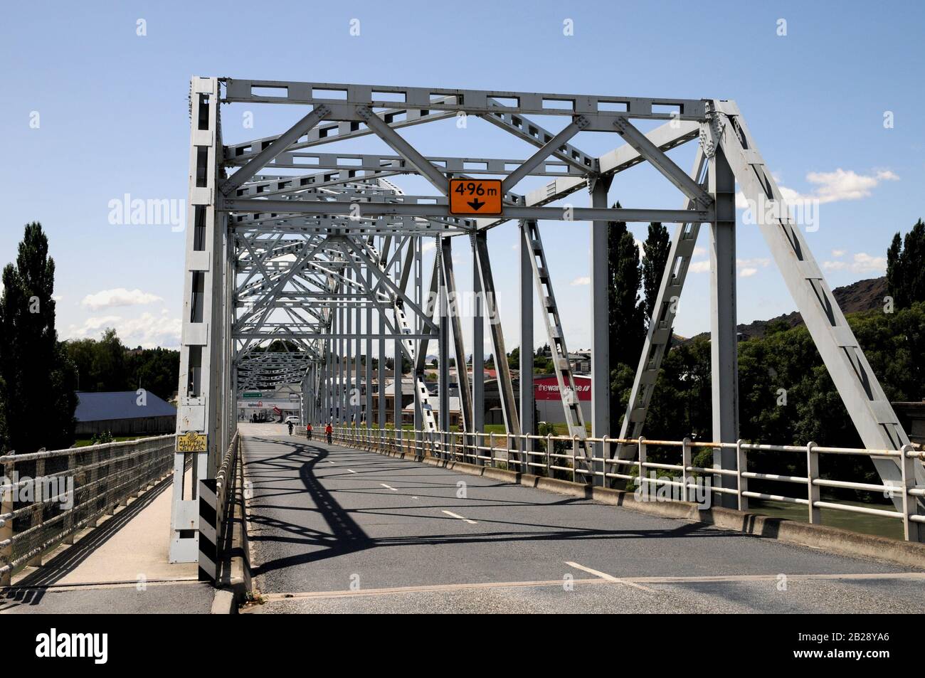 Il nuovo Alexandra Bridge sopra il fiume Clutha prendendo la NZ state Highway 8 sopra il fiume. Il ponte è stato aperto nel luglio 1958. Foto Stock