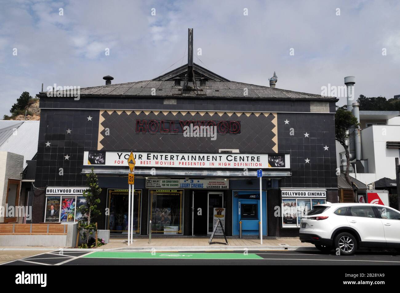 L'ingresso al cinema Hollywood 3 nel sobborgo di Sumner, sul mare di Christchurch, sull'Isola Sud della Nuova Zelanda. È il cinema più antico della città. Foto Stock