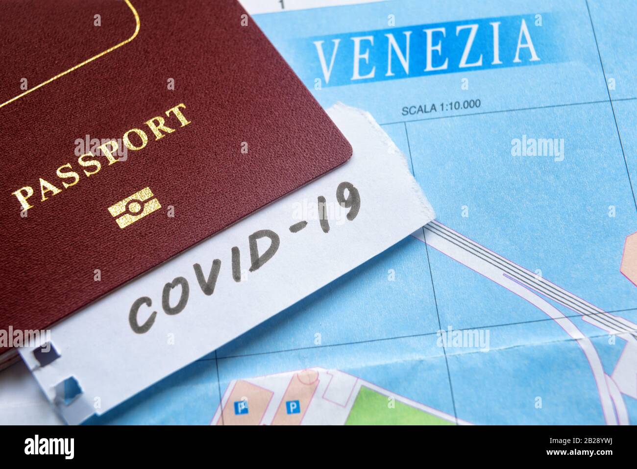 Epidemia di coronavirus e restrizioni di viaggio in Italia concetto. La nota COVID-19 e il passaporto sulla mappa di Venezia. Focolaio del virus corona nuovo. Contr. Bordo Foto Stock