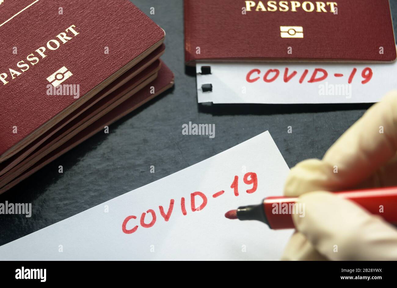 Coronavirus e concetto di viaggio. Nota COVID-19 e passaporto. Focolaio del virus corona nuovo. Diffusione di epidemie da Wuhan, Cina. Controllo delle frontiere e quar Foto Stock