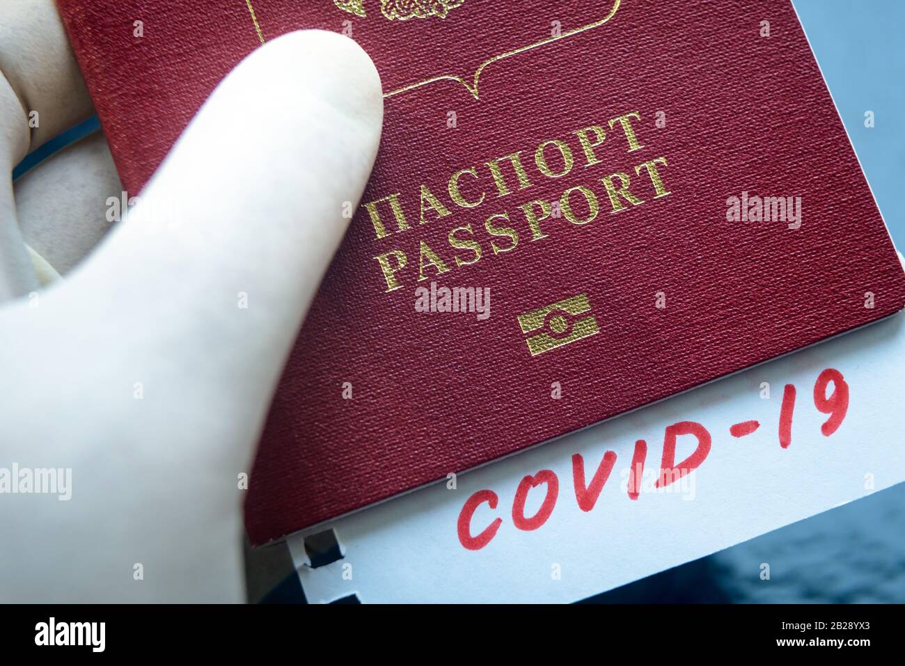 Coronavirus e concetto di viaggio. Nota: COVID-19 e passaporto russo. Focolaio del virus corona nuovo. Epidemia A Wuhan, Cina. Controllo delle frontiere e quaranti Foto Stock
