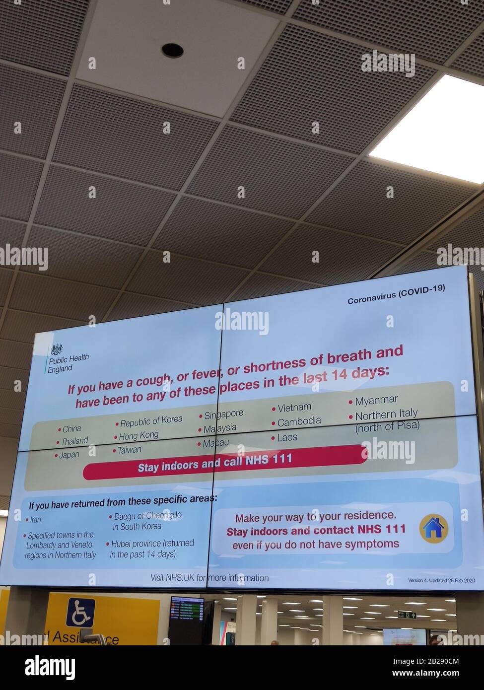 01/03/2020 - Aeroporto di Luton, Regno Unito - schermata di avvertimento/avviso Coronavirus nella sala degli arrivi. Foto Stock