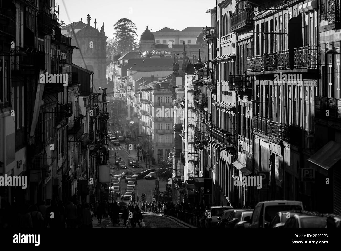 Una delle strade del centro storico. Porto, Portogallo. Foto in bianco e nero. Foto Stock