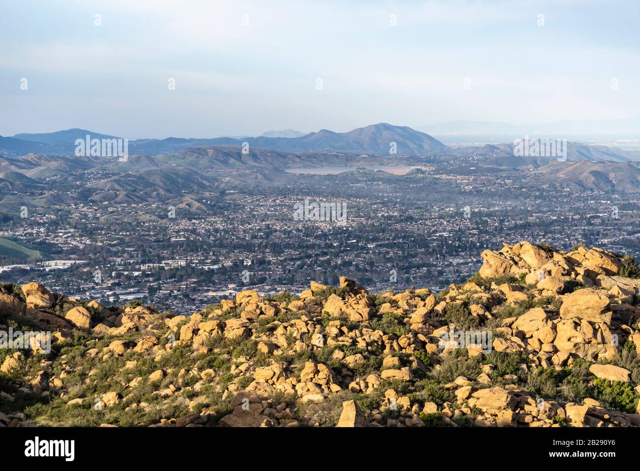 Paesaggio urbano roccioso di montagna vista delle strade e delle case nella valle suburbana di Simi, California. Foto Stock