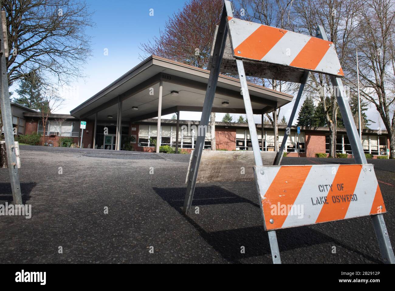 Forest Hills Elementary School in Lake Oswego, Oregon rimane chiuso come Oregon Health autorità hanno identificato un membro dello staff scolastico come avere un test positivo COVID-19 Ccoronavirus, verificato dai Centri per il controllo Delle Malattie ad Atlanta. Lake Oswego School District Superentendent, Dr. Lora de la Cruz ha dichiarato che una 'pulizia di ep' della scuola è in corso di realizzazione come precauzione. Foto Stock