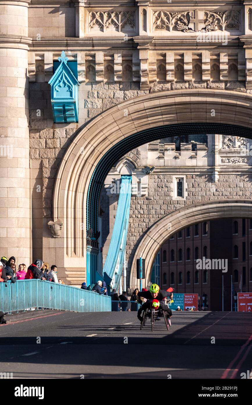 I più importanti corridori in carrozzella d'élite che corrono nella mezza maratona Vitality Big Half attraversando Tower Bridge, Londra, Regno Unito. Brent Lakatos E David Weir Foto Stock