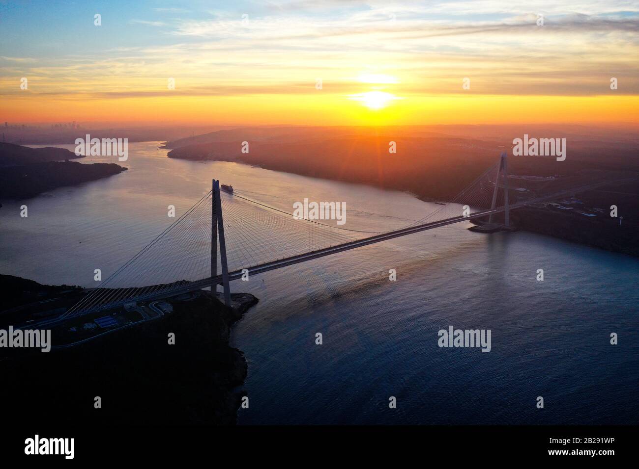 Veduta aerea del bosforo di istanbul al tramonto Foto Stock