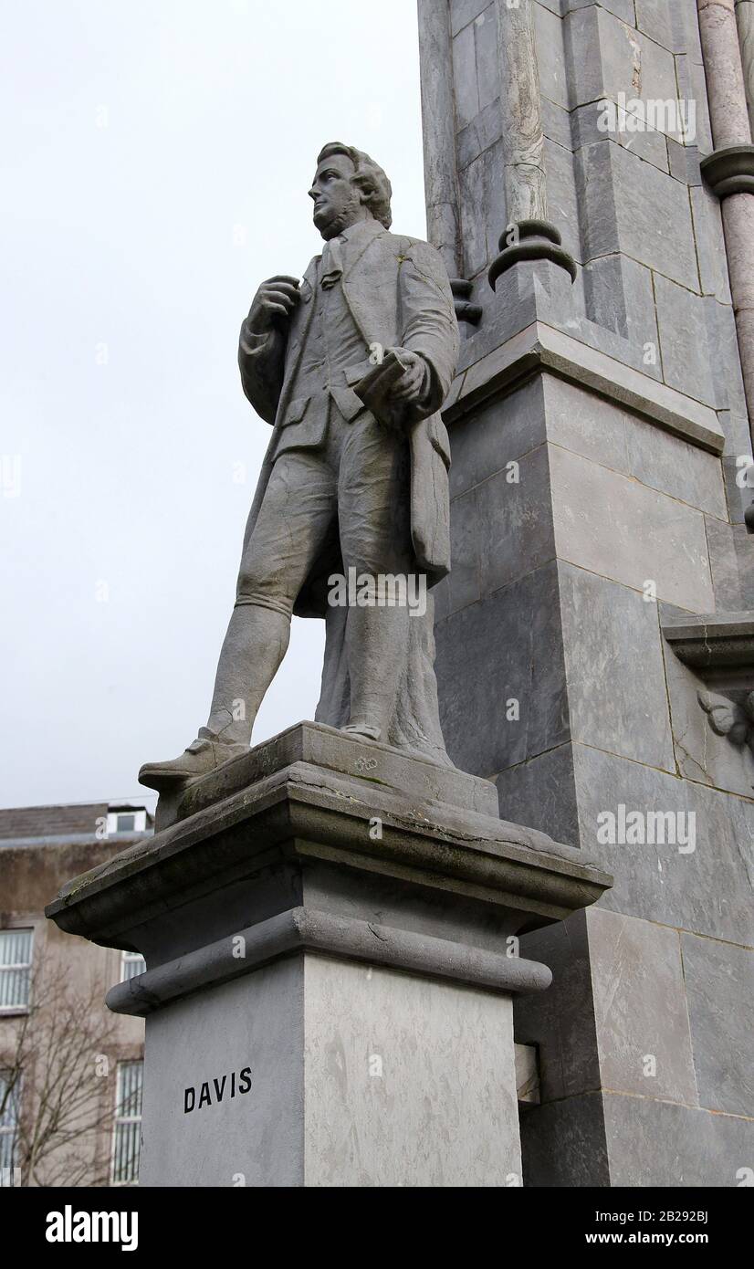 Figura di Thomas Davis sul Monumento Nazionale nella città irlandese di Cork Foto Stock