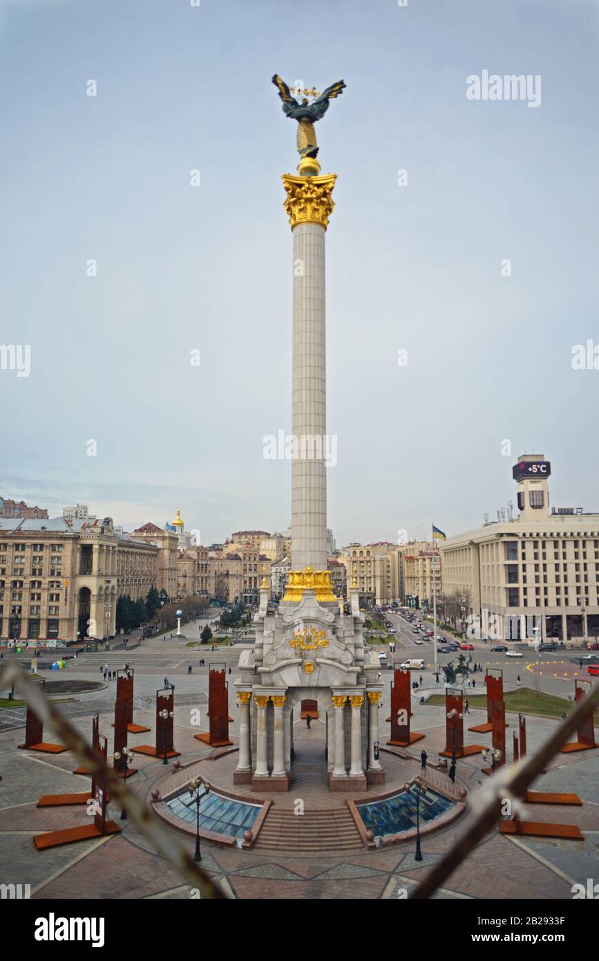 Kiev, Ucraina - 1 marzo 2020: Monumento all'indipendenza e statua di Bereynia sulla piazza centrale di Kiev, Ucraina Foto Stock