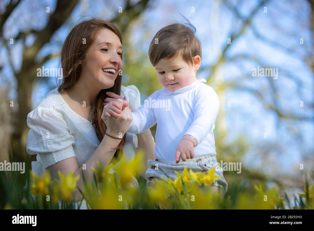 Madre giovane con il suo figlio bambino Foto Stock