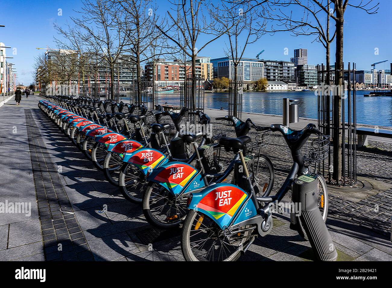 Una fila di biciclette da noleggiare da Dublinbikes, a Grand Canal Square, Dublino, Irlanda. Il programma di noleggio è sponsorizzato da JCDecaux e dal Consiglio comunale di Dublino. Foto Stock
