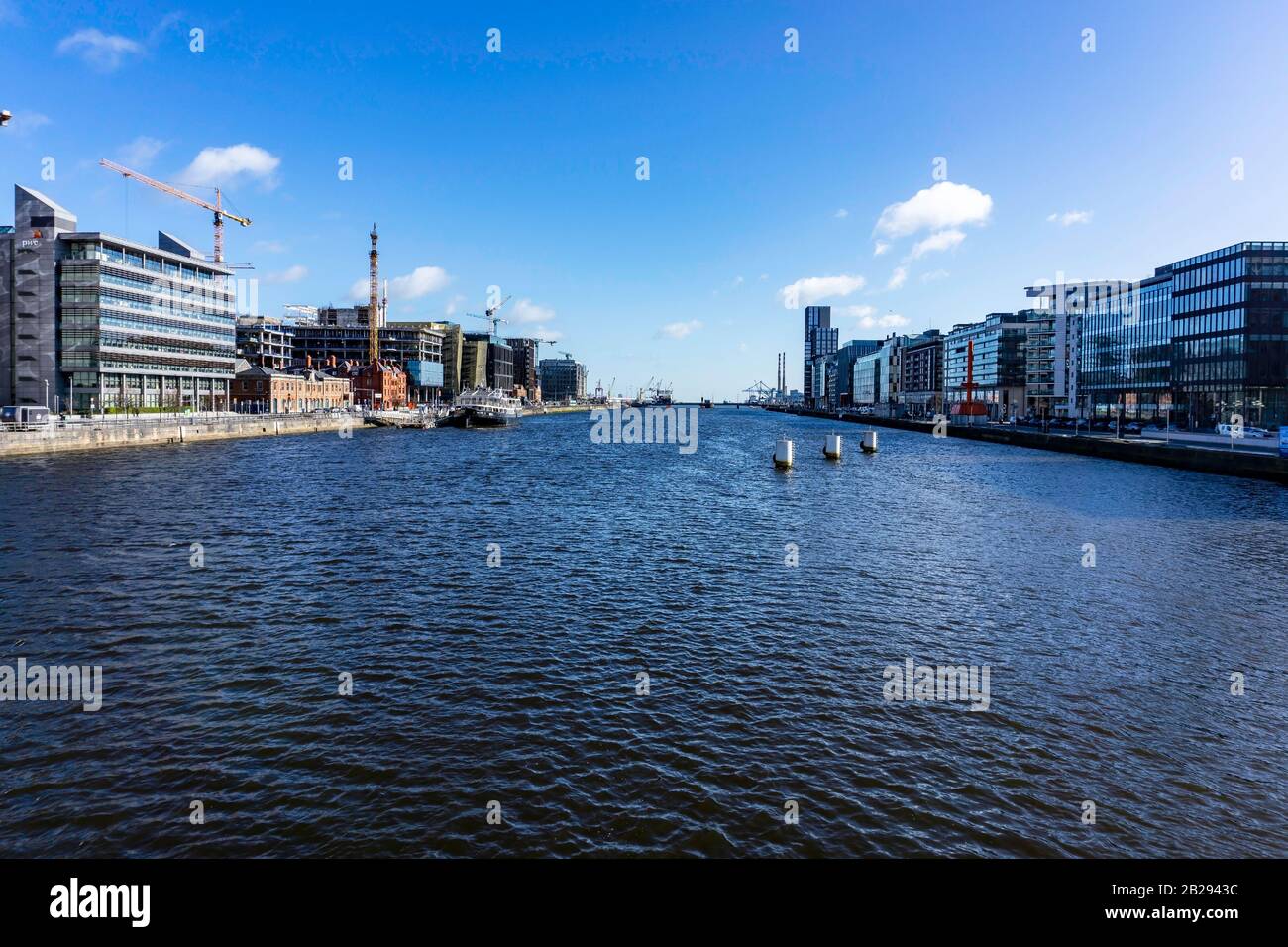 Dublin Docks, Irlanda, in fase di trasformazione con uffici su banchine e gru da costruzione impegnate sul lavoro. Foto Stock
