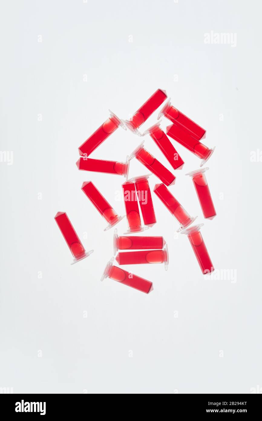 Sopra la vista sfondo di campioni di sangue su tabella bianca in laboratorio medico, copia spazio Foto Stock