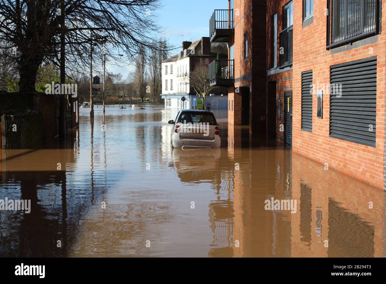 Worcester inondazioni e automobili , Worcester City, Inghilterra, Regno Unito, 13/02/2014 . Fiume Severn Allagato Dal Ponte Sabrina. Flood Peak Time River scoppiò le sue banche e le acque di drenaggio delle tempeste si sono appoggiate dopo una forte caduta della pioggia. Foto Stock
