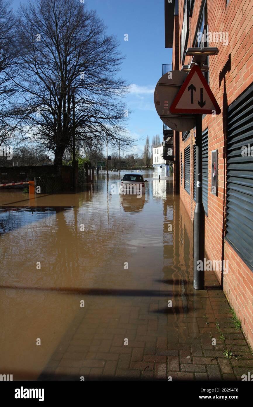 Worcester inondazioni e automobili , Worcester City, Inghilterra, Regno Unito, 13/02/2014 . Fiume Severn Allagato Dal Ponte Sabrina. Flood Peak Time River scoppiò le sue banche e le acque di drenaggio delle tempeste si sono appoggiate dopo una forte caduta della pioggia. Foto Stock