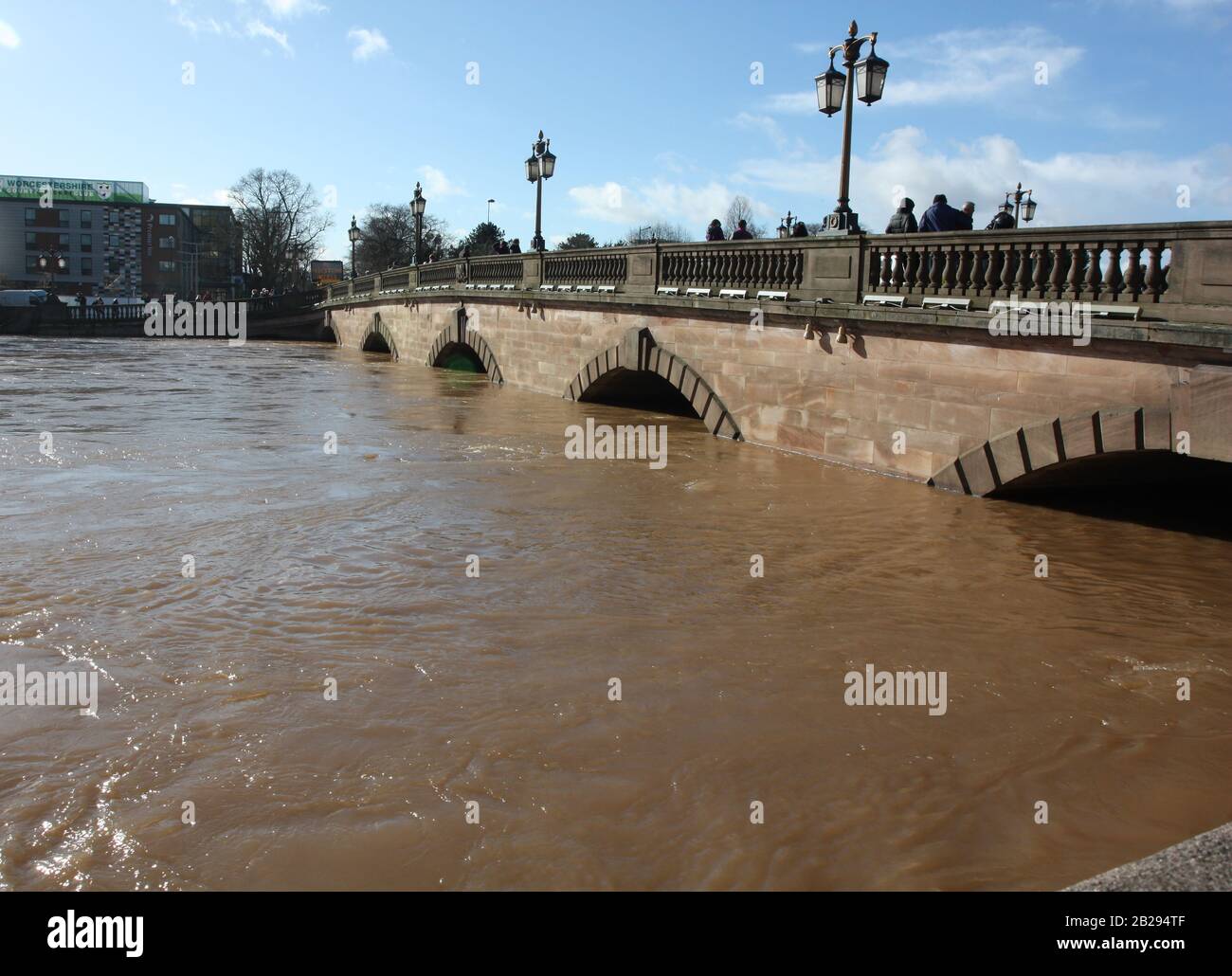Worcester Cathederal, Worcester City, Inghilterra, Regno Unito, 13/02/2014 . Fiume Severn Allagato Dal Ponte Sabrina. Flood Peak Time River scoppiò le sue banche e le acque di drenaggio delle tempeste si sono appoggiate dopo una forte caduta della pioggia. Foto Stock